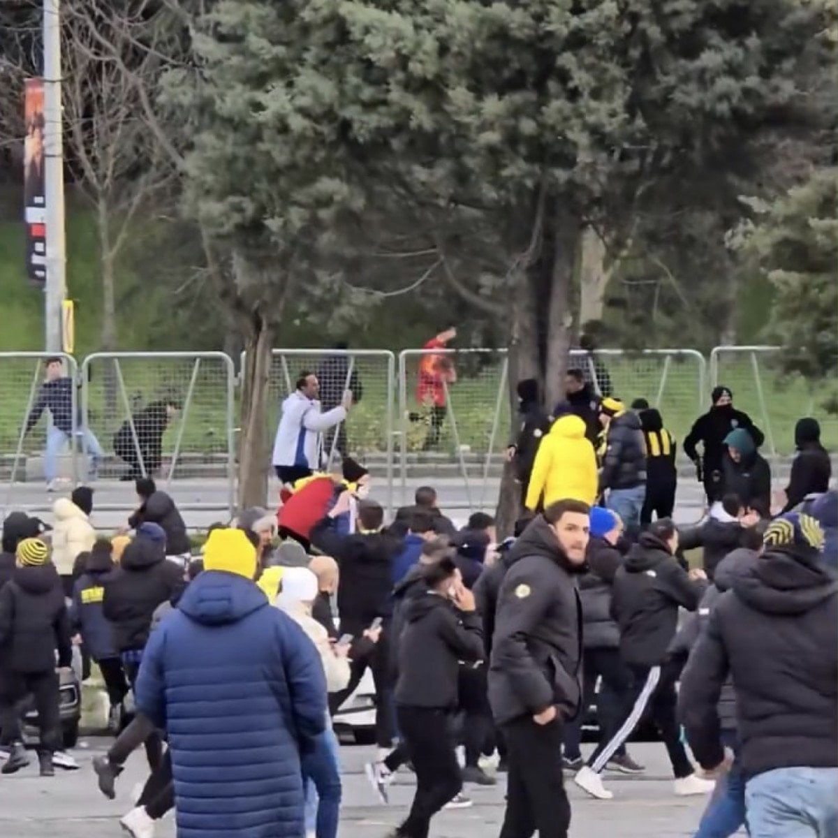 super kupa finali oncesi iki takim taraftarlari arasinda kavga cikti 1 7YHenMkg