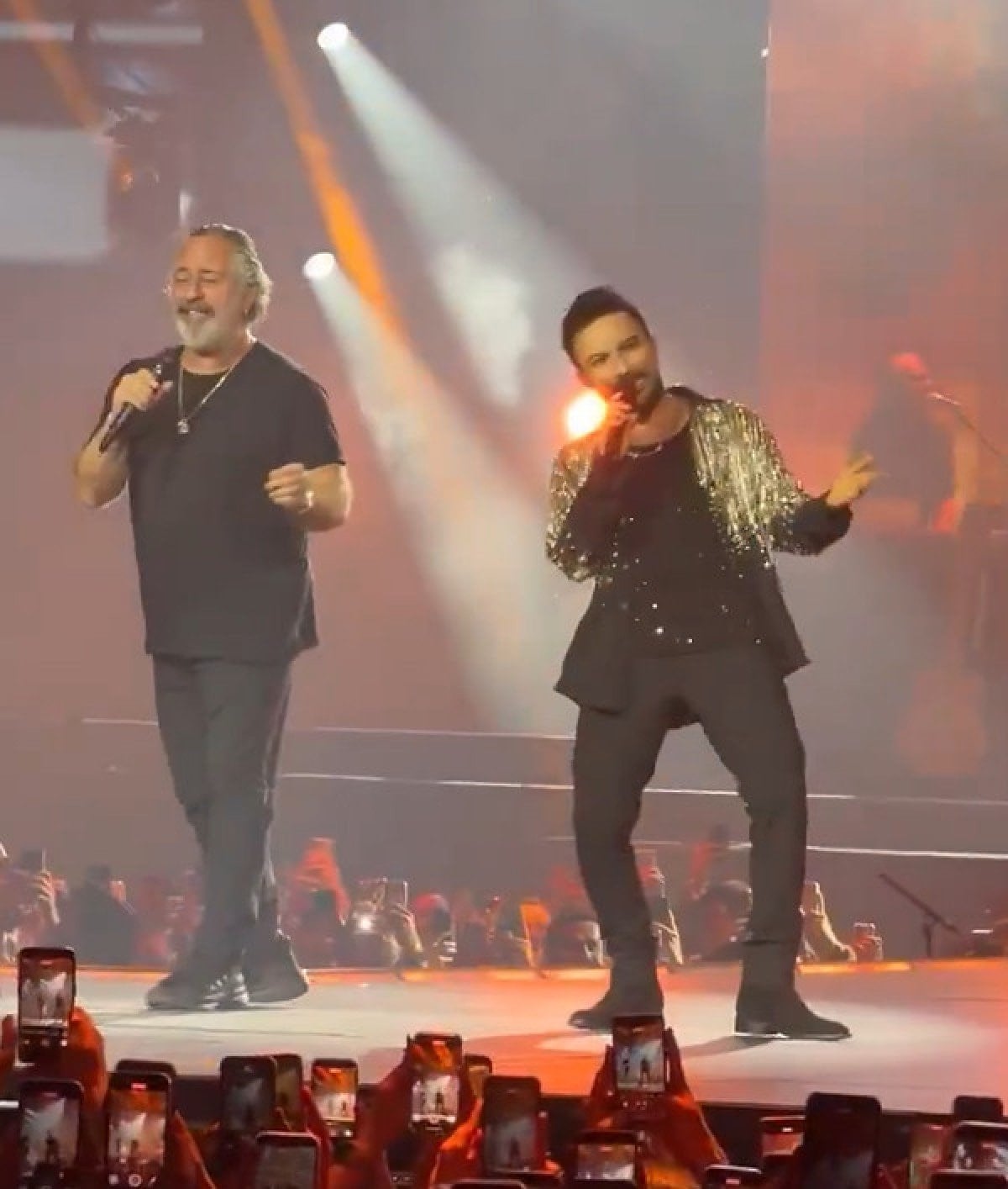 tarkan konserinde cem yilmaz surprizi 0 RJ5RqttU