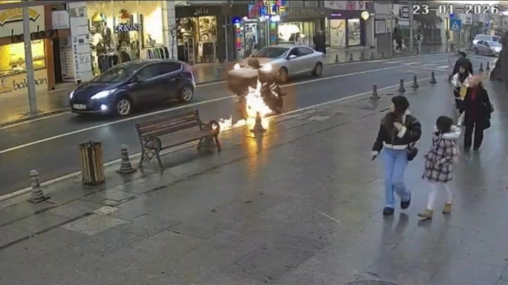 tekirdagda seyir halindeki motosiklet alev aldi surucu saniyelerle kurtuldu q52XkMH1