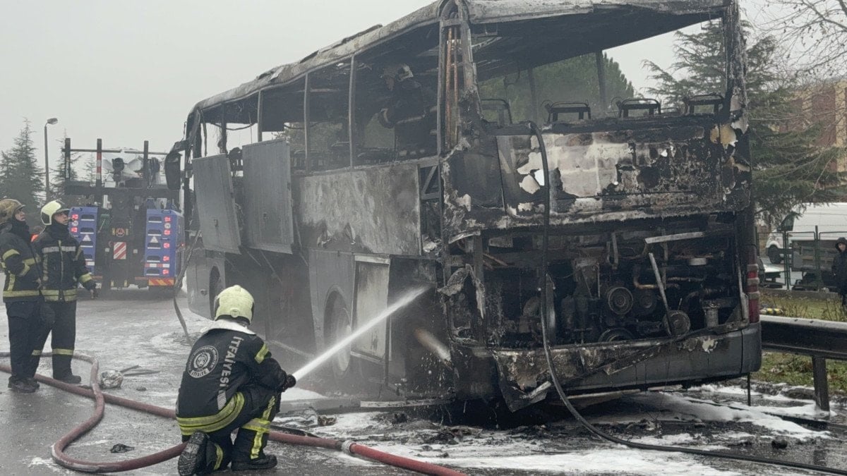 tem otoyolunda otobus yangini dikkatli yolcu facianin onune gecti 0 KKq3Vevc