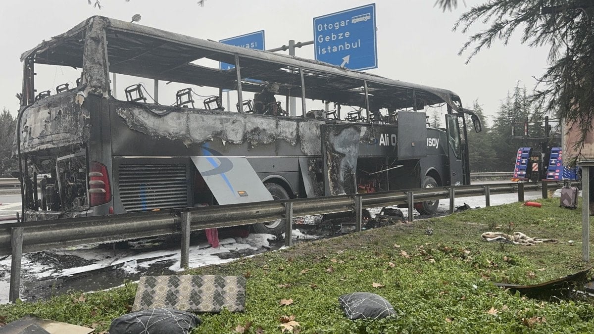 tem otoyolunda otobus yangini dikkatli yolcu facianin onune gecti 2 lODhJIrd