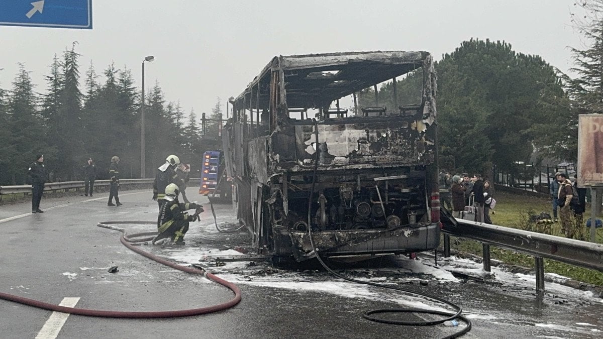 tem otoyolunda otobus yangini dikkatli yolcu facianin onune gecti 3