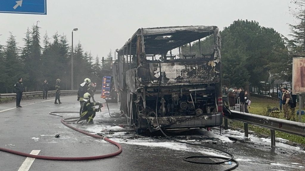tem otoyolunda otobus yangini dikkatli yolcu facianin onune gecti g1E3ZV5E