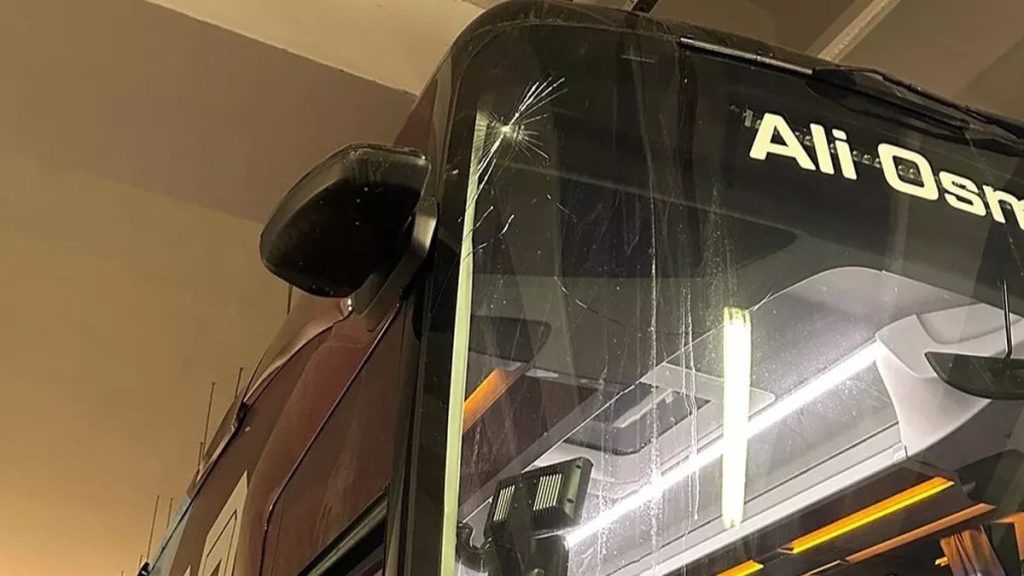 trabzonsporun takim otobusune tasli saldiri ZBOFYHWw