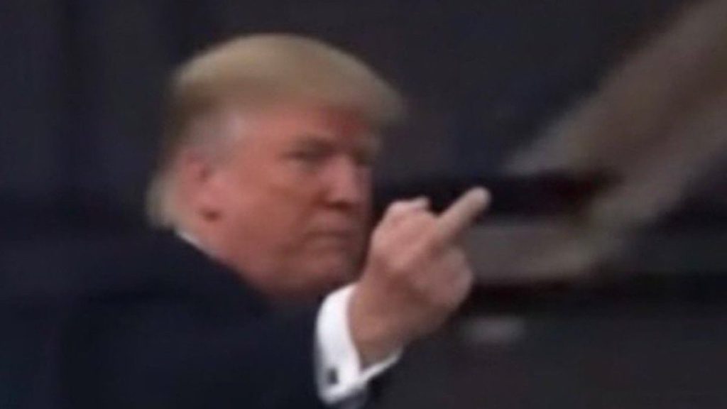 trump kendisine pedofili koruyucusu diye bagiran adama orta parmak gosterdi ENXSNdCK
