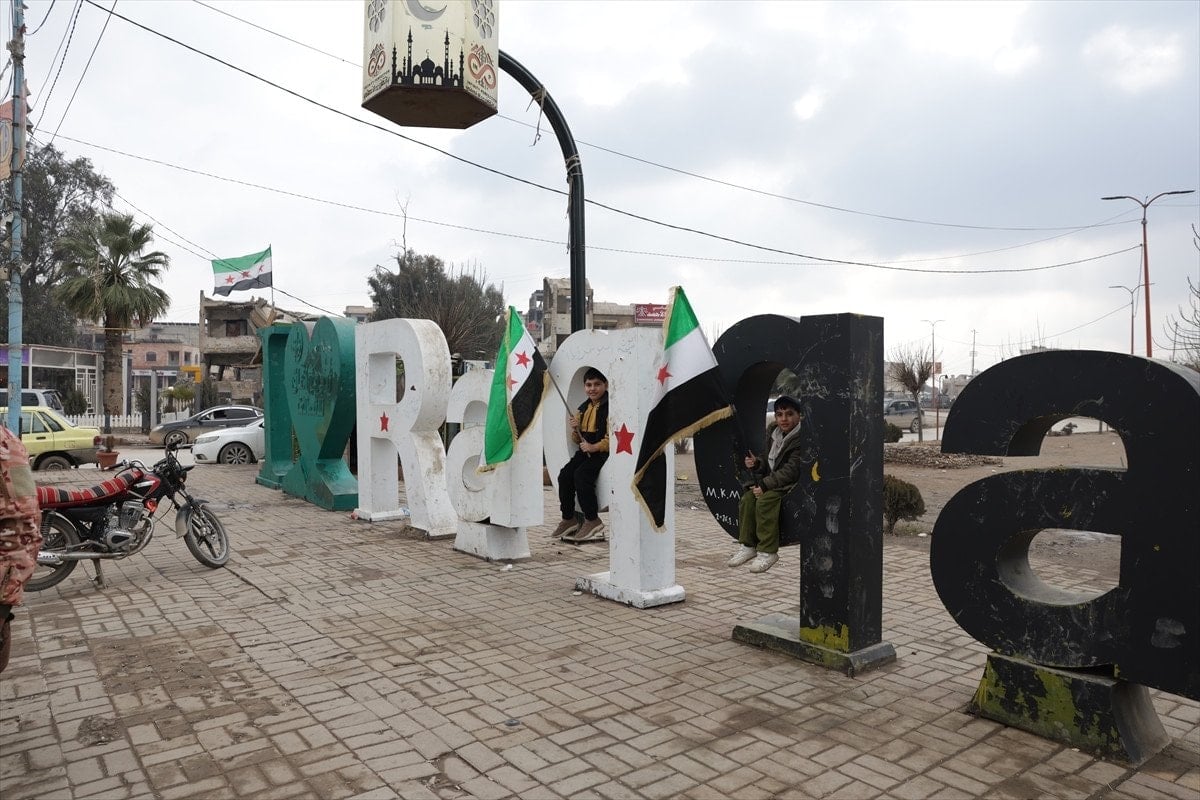 ypgden kurtarilan rakka sokaklarinda suriye bayraklari dalgalaniyor 0 tEaMIEdT