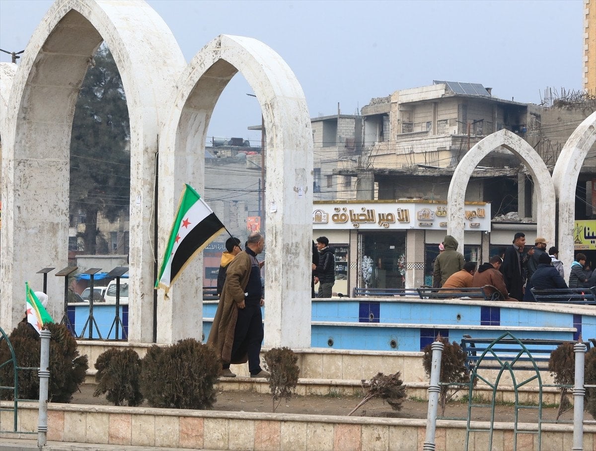 ypgden kurtarilan rakka sokaklarinda suriye bayraklari dalgalaniyor 1 QJfQX3gB