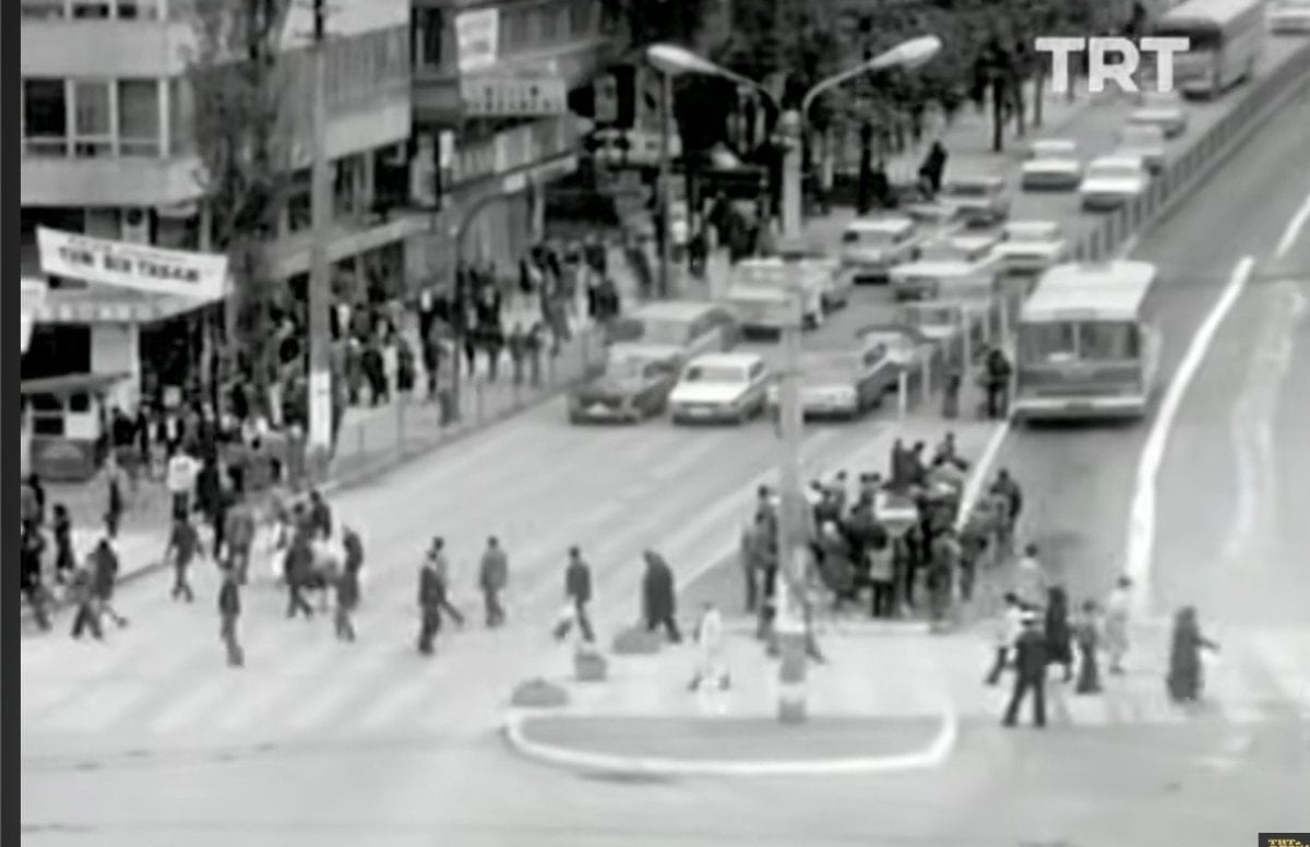 50 yilda degismeyen kuralsizlik trtnin arsiv goruntulerinde yaya gecidi egitimi 0 IpCHwFN8