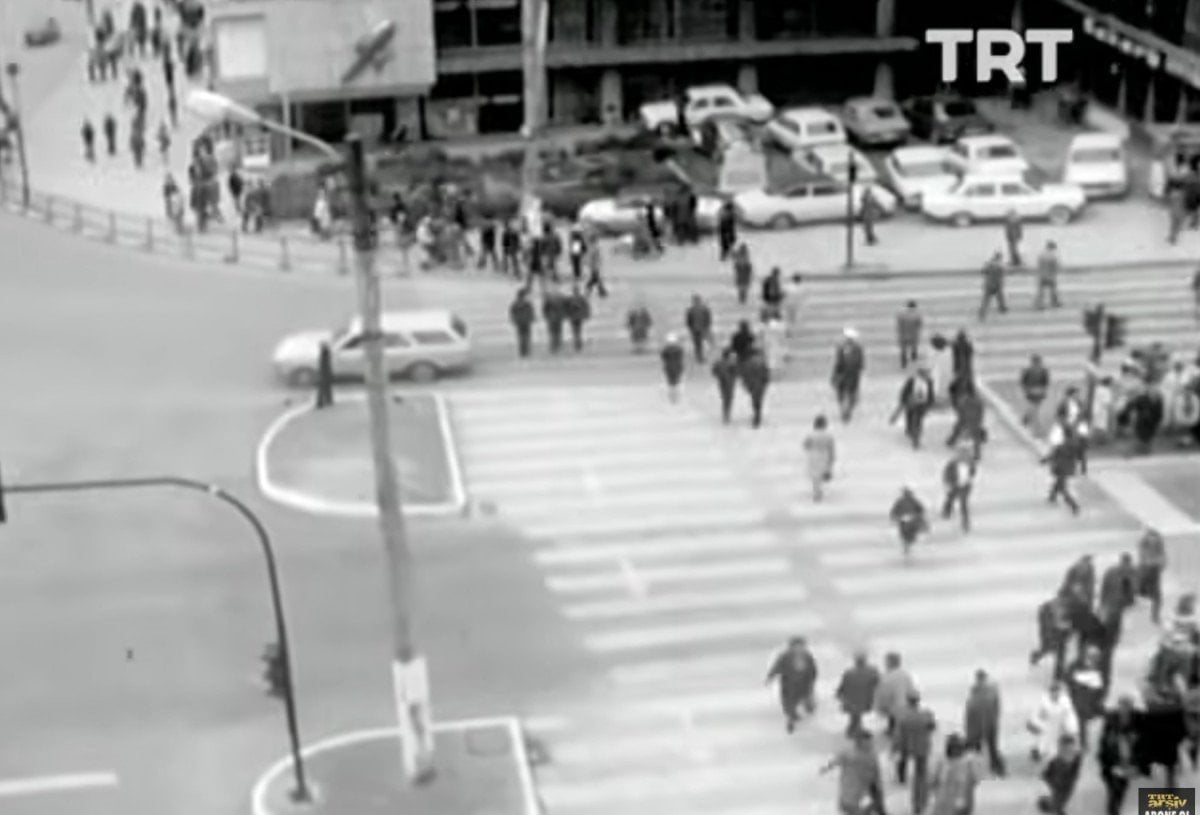 50 yilda degismeyen kuralsizlik trtnin arsiv goruntulerinde yaya gecidi egitimi 1 fES2ENWg