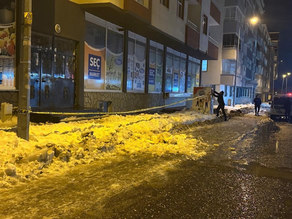 agrida catida dusen buz kutleleri araclara zarar verdi 0 VwbW8tXT