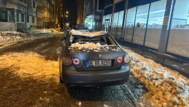 agrida catida dusen buz kutleleri araclara zarar verdi RsKir5lJ