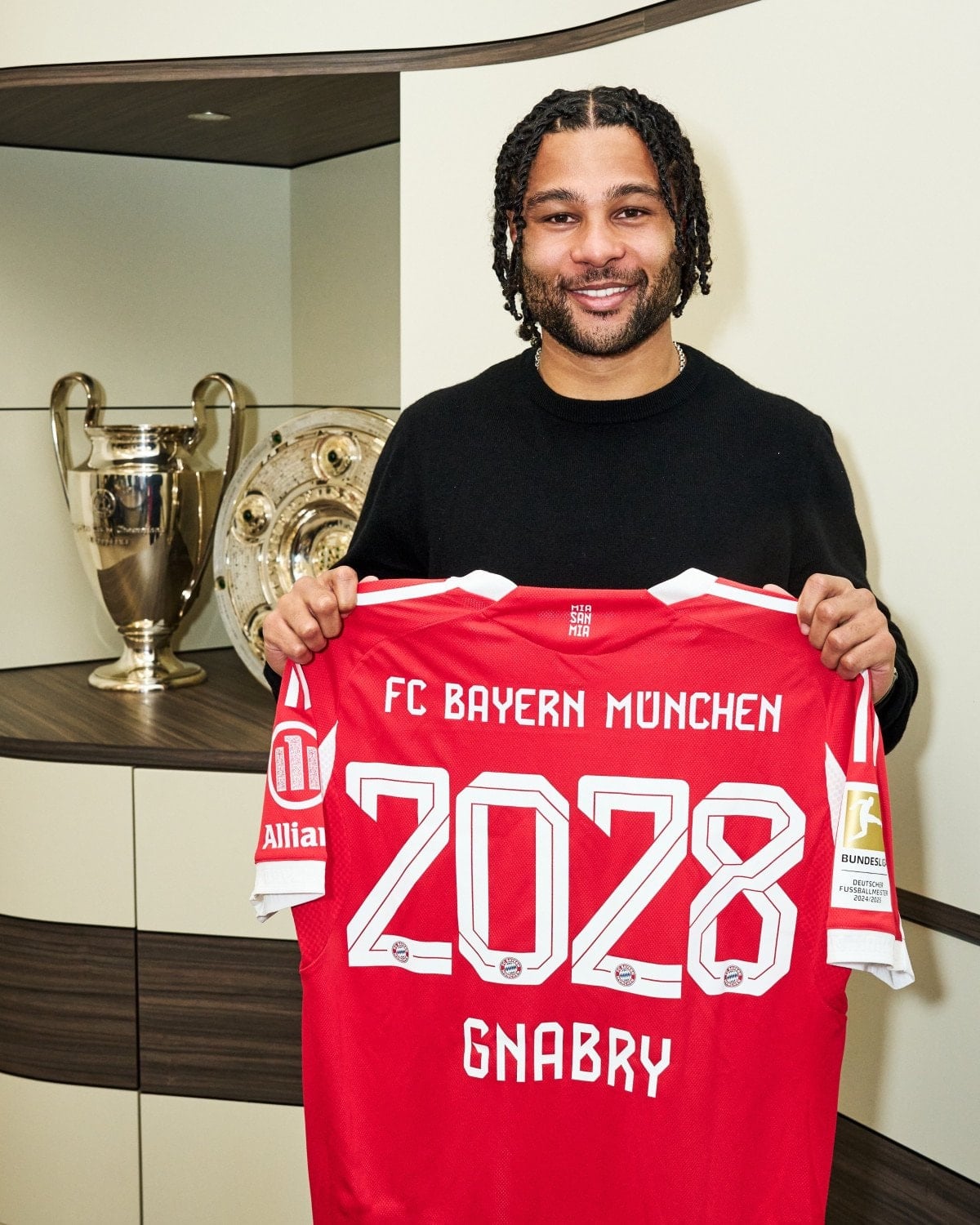 bayern munih serge gnabrynin sozlesmesini uzatti 0 fhTsAWZO