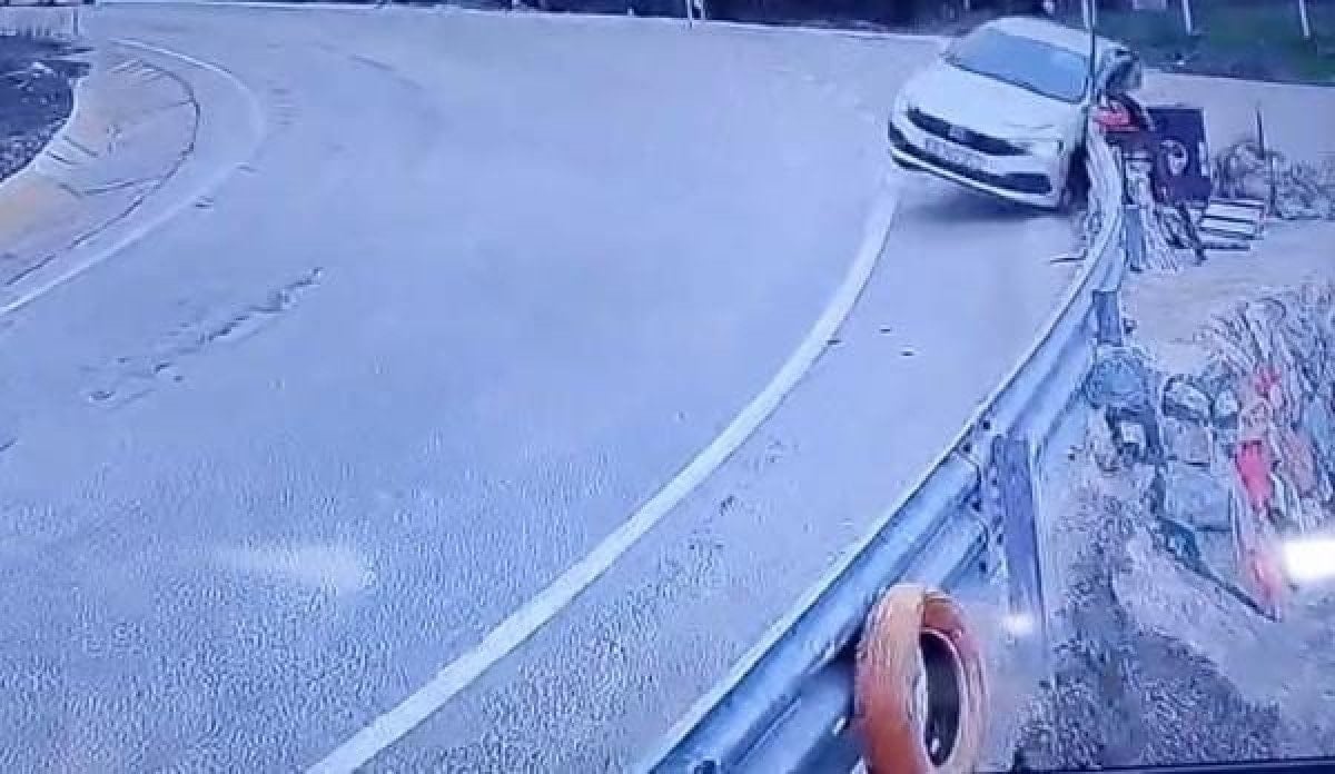 bursada kontrolden cikan arac bariyerlere saplandi 0 tp6v2qvZ