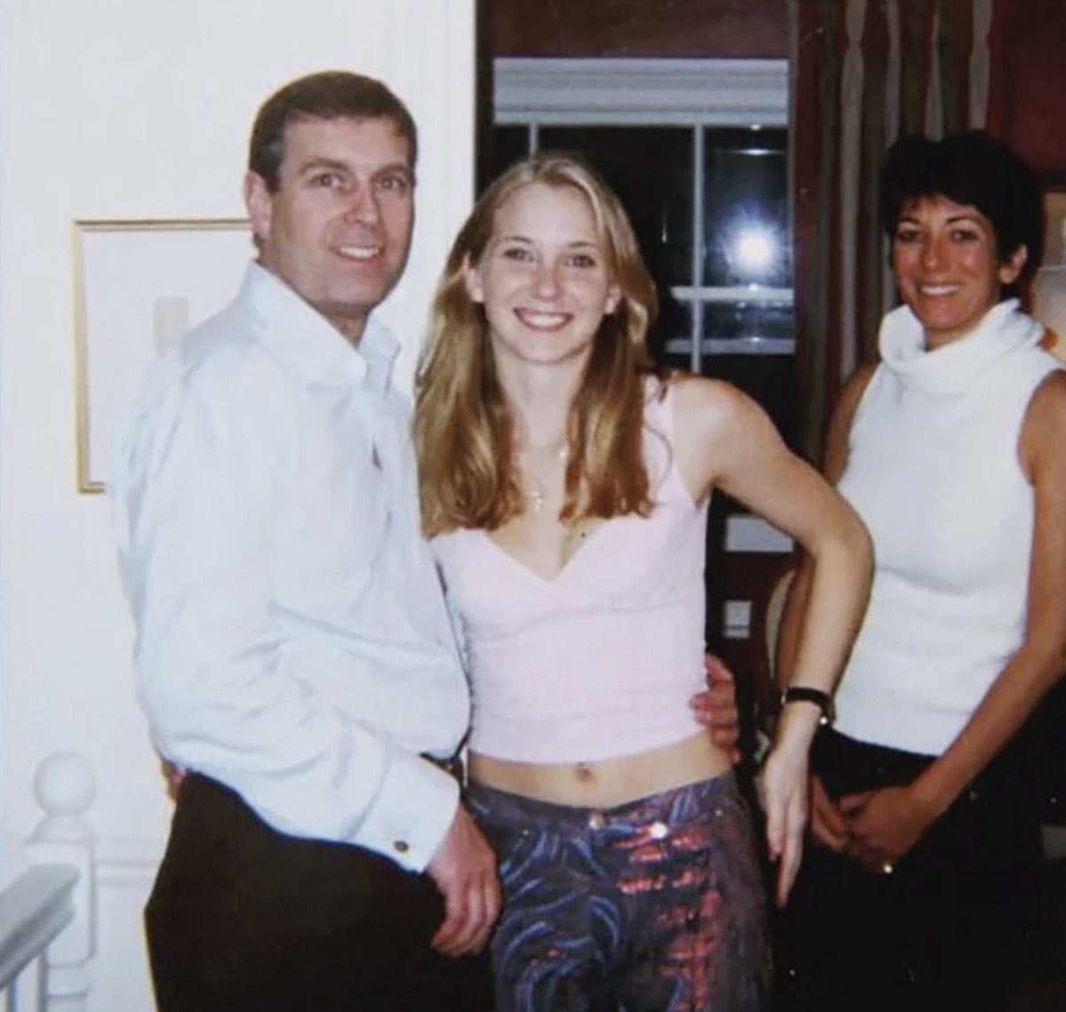 epstein dosyalarinda fotografi cikan prens andrew kraliyet kalesinden tasindi 2 LEuXE7Y1