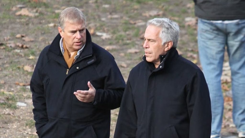 epstein dosyalarinda fotografi cikan prens andrew kraliyet kalesinden tasindi PibftJz2