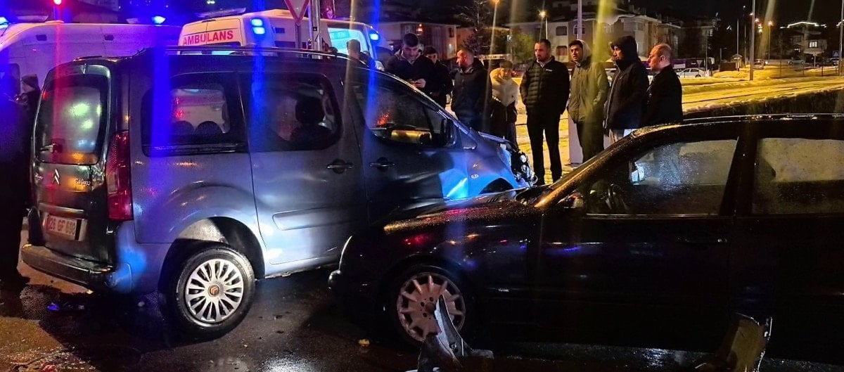 erzurumda kirmizi isik ihlali zincirleme kazaya yol acti 0 Cjni61d3