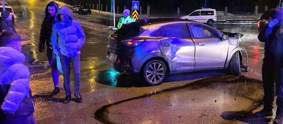 erzurumda kirmizi isik ihlali zincirleme kazaya yol acti 3 MMBM2qLQ