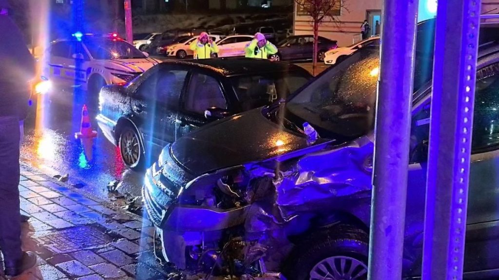 erzurumda kirmizi isik ihlali zincirleme kazaya yol acti zmvyVW7P