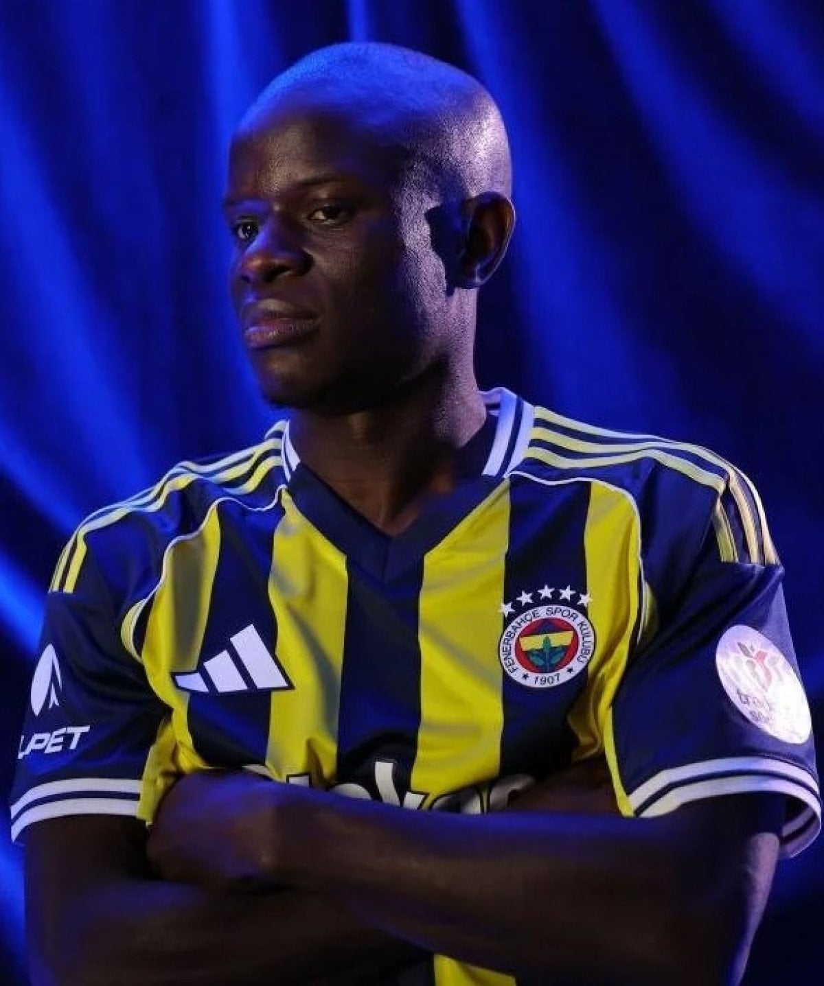 fenerbahce ngolo kante icin imza toreni duzenledi 5