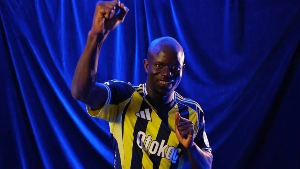fenerbahce ngolo kante icin imza toreni duzenledi x85lHeza