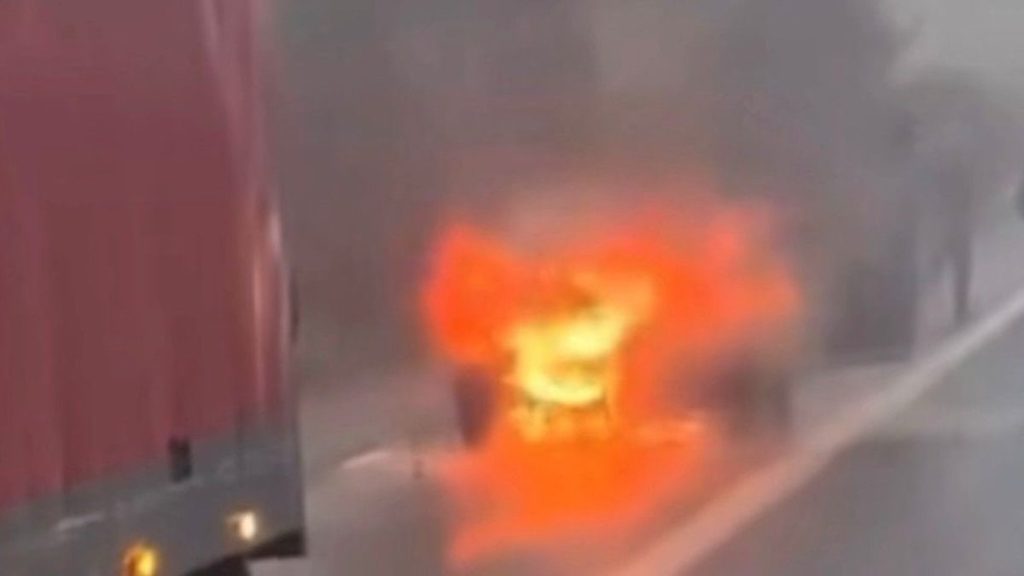 gaziantepte seyir halindeki arac alev alev yandi IA8VvHpE