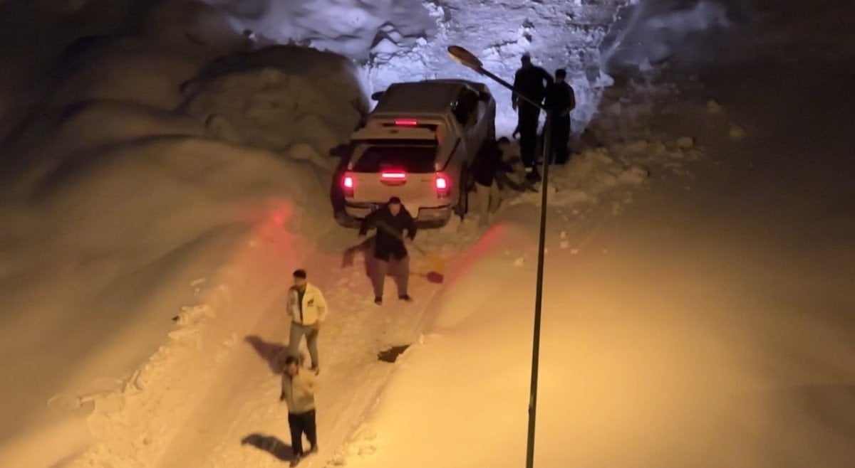 hakkaride kara saplanan araclar yogun calismayla kurtarildi 0 F5pUvObL