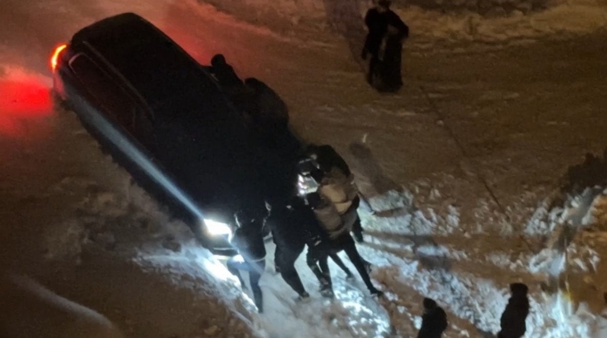 hakkaride kara saplanan araclar yogun calismayla kurtarildi 1 kOOtWJqK