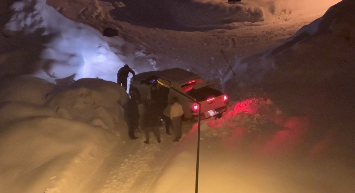 hakkaride kara saplanan araclar yogun calismayla kurtarildi 2 3O4XrsWi