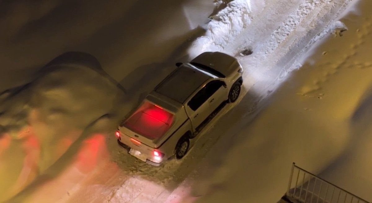 hakkaride kara saplanan araclar yogun calismayla kurtarildi 3 A7nhAF9a