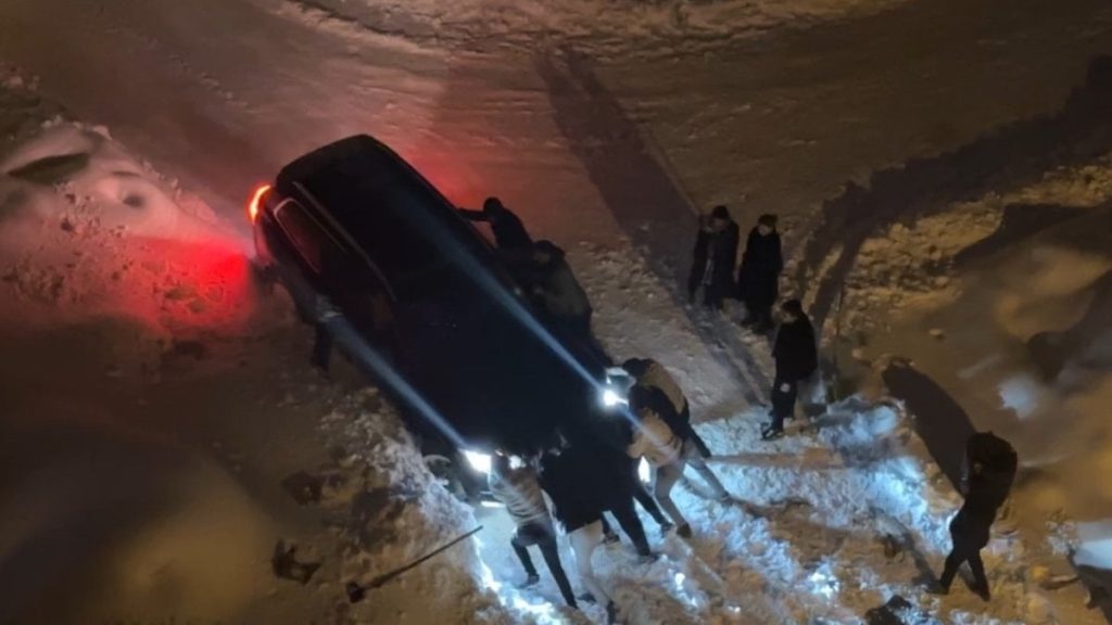 hakkaride kara saplanan araclar yogun calismayla kurtarildi lHhplYWu