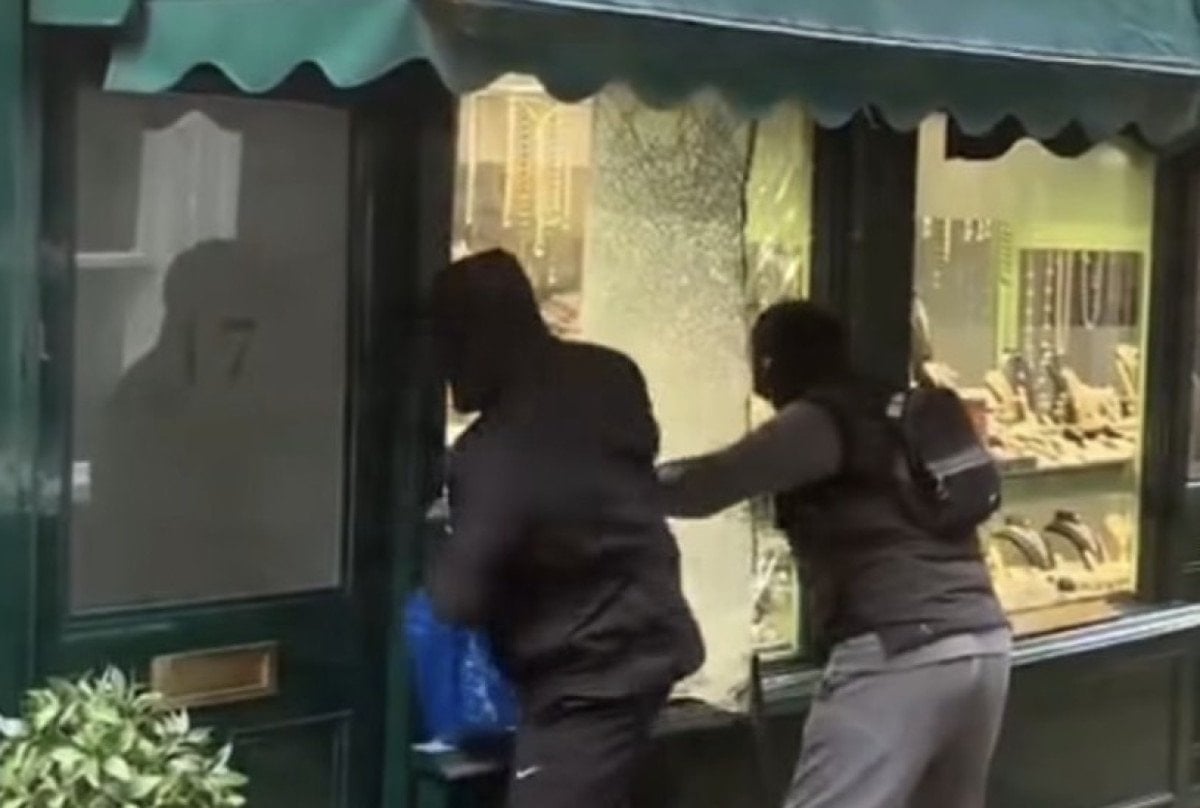 ingilterede akilalmaz kuyumcu soygunu gupegunduz dukkani talan edip kactilar 0 8V2VeWlg