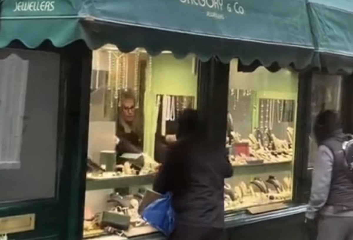 ingilterede akilalmaz kuyumcu soygunu gupegunduz dukkani talan edip kactilar 1 9g48sr5L
