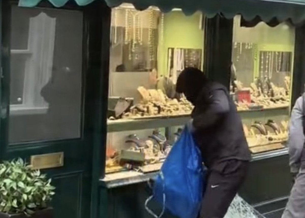 ingilterede akilalmaz kuyumcu soygunu gupegunduz dukkani talan edip kactilar 2 qnkhDPuE