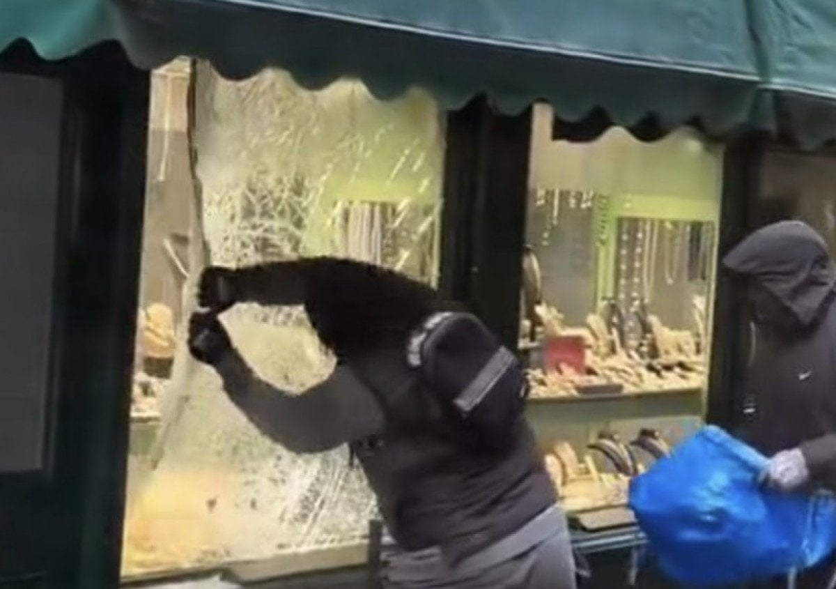 ingilterede akilalmaz kuyumcu soygunu gupegunduz dukkani talan edip kactilar 3 aJzGpHnc