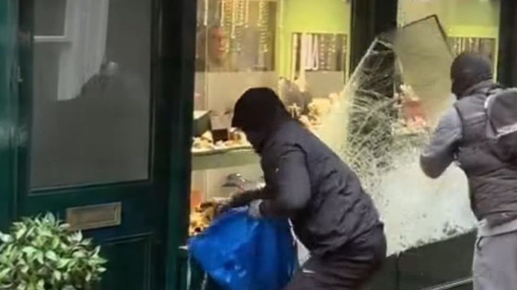 ingilterede akilalmaz kuyumcu soygunu gupegunduz dukkani talan edip kactilar K4XFdmzZ