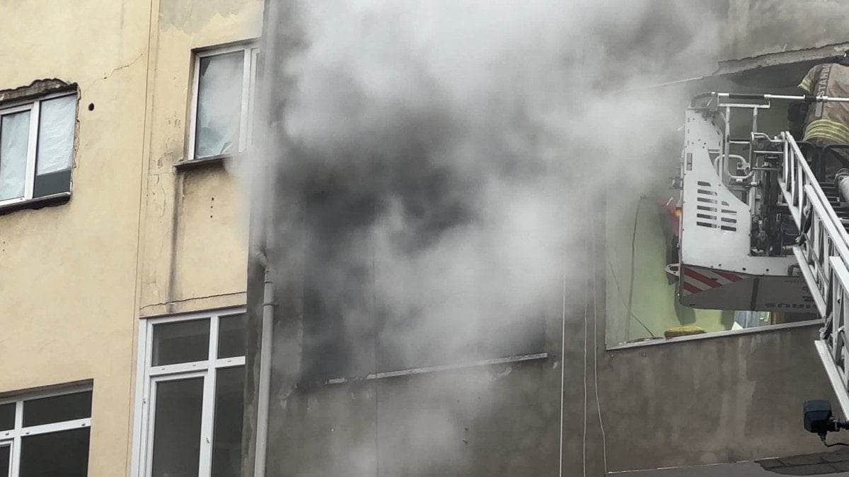 istanbulda 5 katli bir binada cikan yangin sonduruldu 1 PiMYBpEC