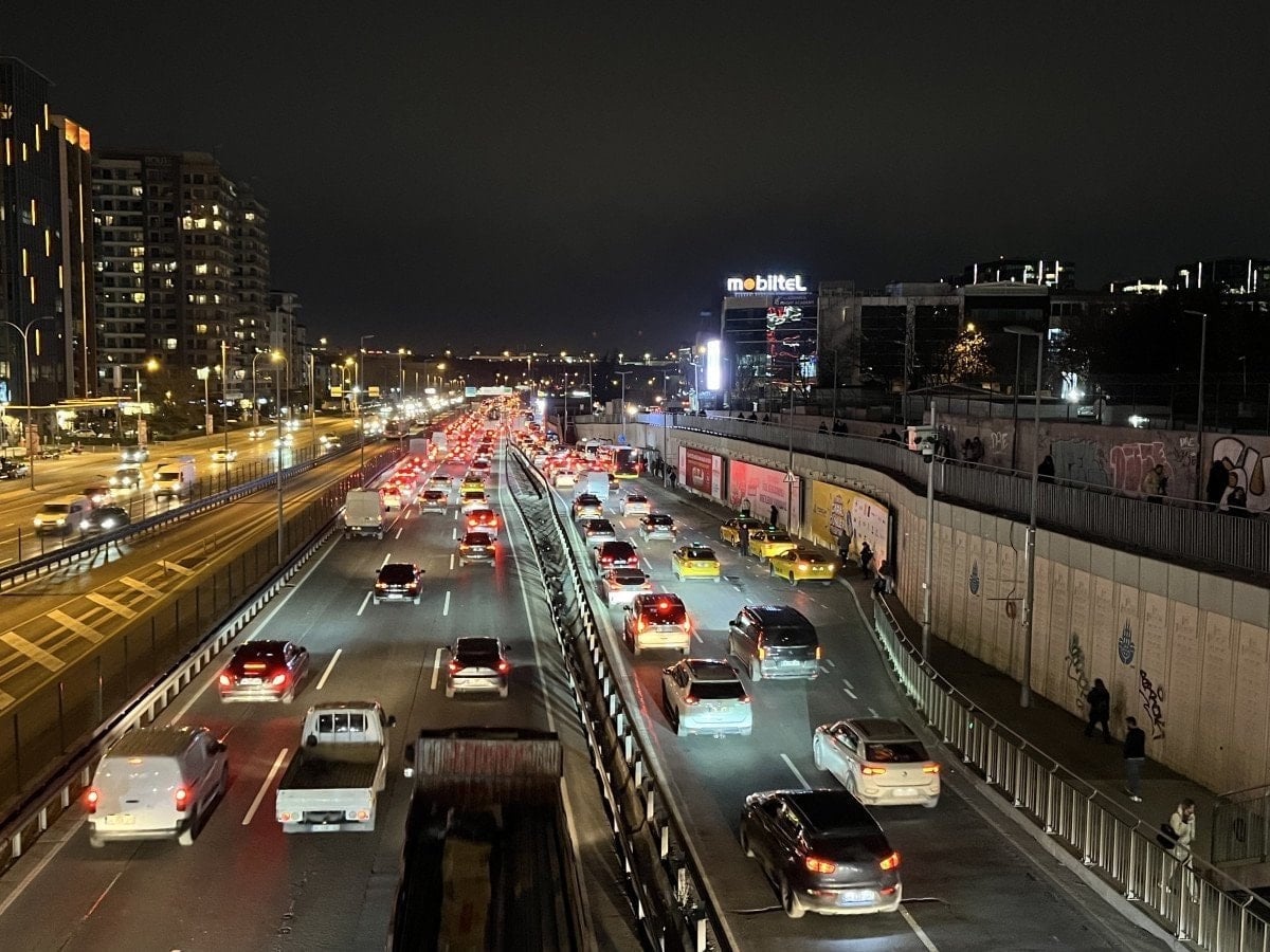 istanbulda trafik yogunlugu yuzde 90a ulasti 2 jImT1kW3