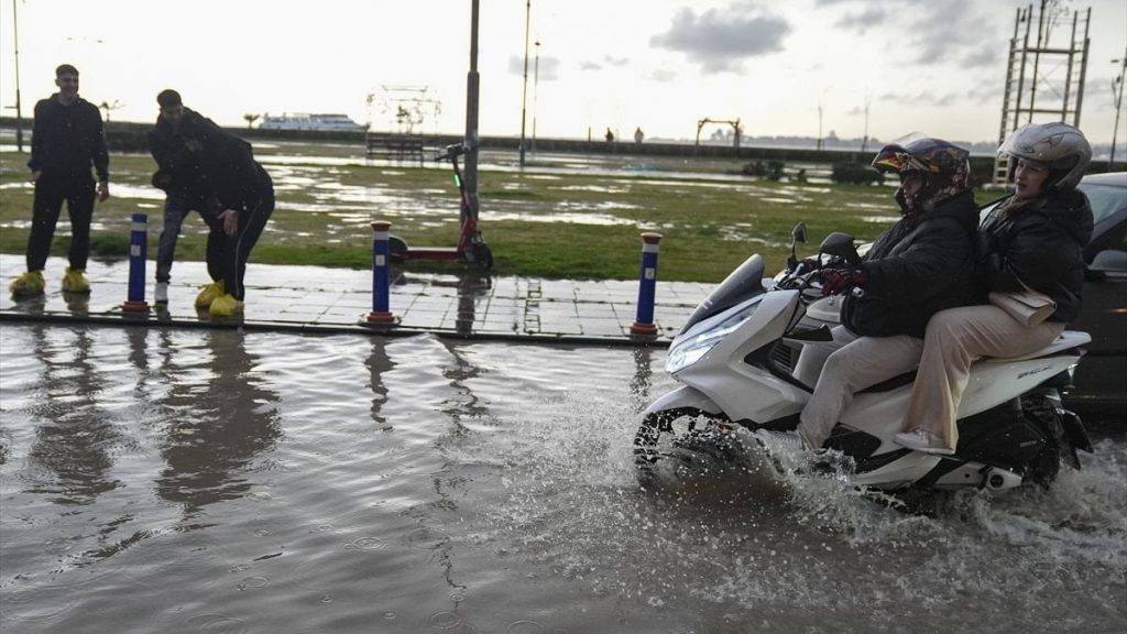 izmirde etkili olan saganak yagisin ardindan sokak ve caddeler gole dondu w3MDh16k