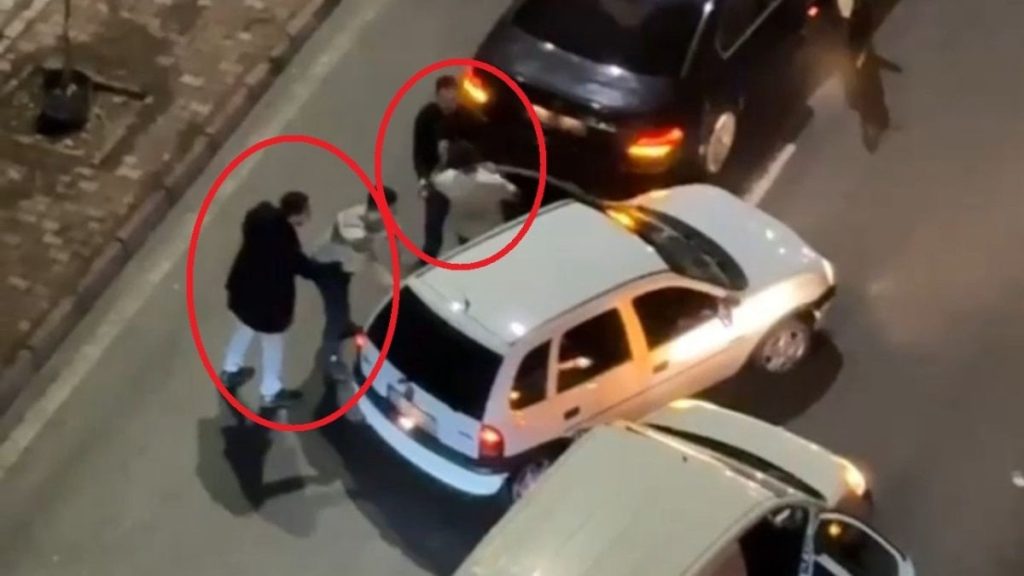 kayseride trafikte yol verme kavgasi kamerada 3 gozalti YTaXthfu