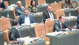 kktc meclisinde gerginlik milletvekilleri arasinda kavga cikti icqajlQ9