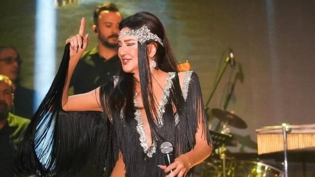 nukhet durunun sahne kiyafeti olay oldu 4M2UbMFL