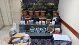 sakaryada evinde uyusturucu serasi kurdu polisten kacamadi eC5kS79B