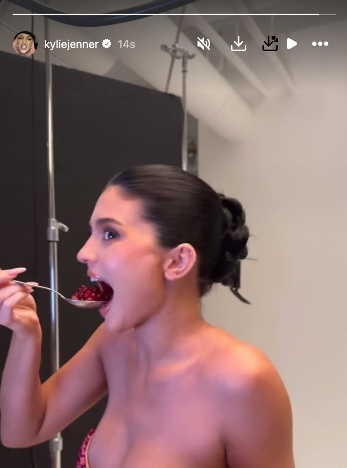 sasirtmaya devam ediyor kylie jennerin nar taneli bikinisi 4