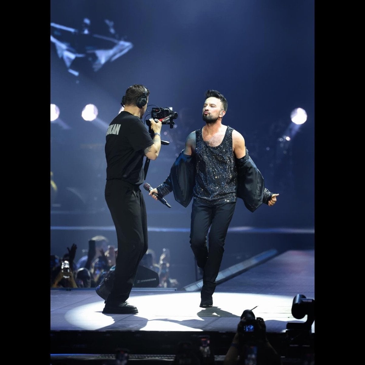 tarkandan konser sonrasi paylasimi ask mesaji birakti 0 GQB4CT74