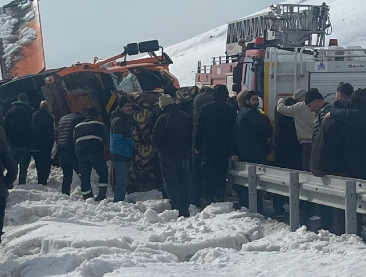 tendurek gecidinde kar kureme araci devrildi 2 olu 0 ceZHtA6v