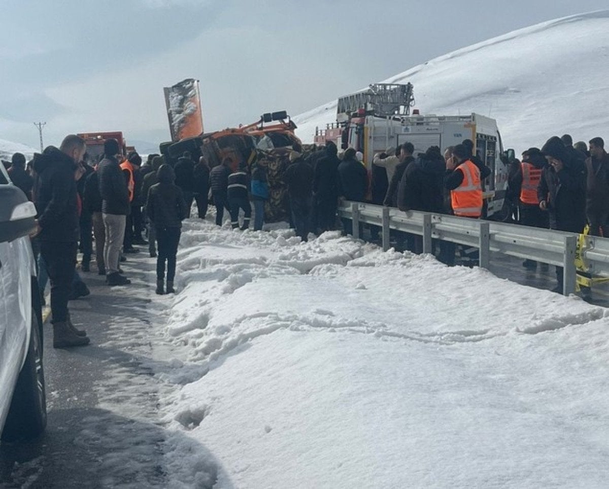 tendurek gecidinde kar kureme araci devrildi 2 olu 1 EE7ni8SS