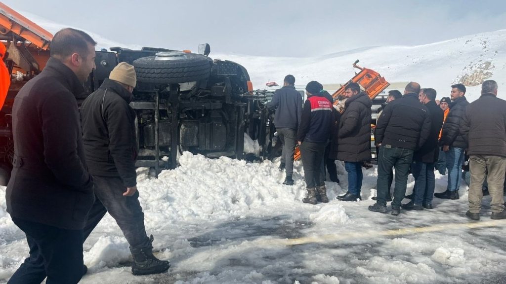 tendurek gecidinde kar kureme araci devrildi 2 olu 1ca98nTm