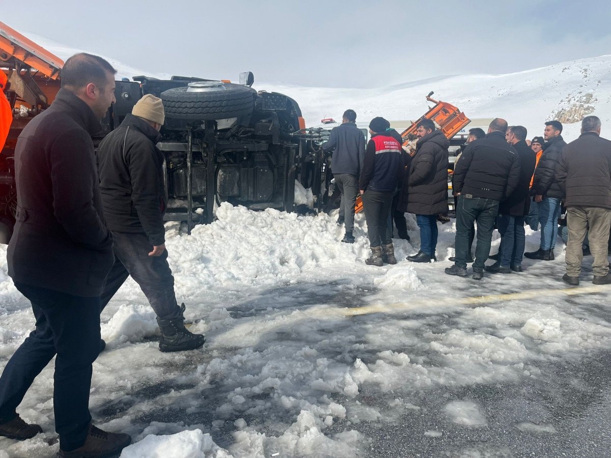 tendurek gecidinde kar kureme araci devrildi 2 olu 2 3fc8Z3n3