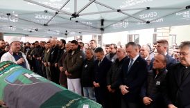 tribunden duserek olen taraftarin cenazesi defnedildi TwGpjZlz