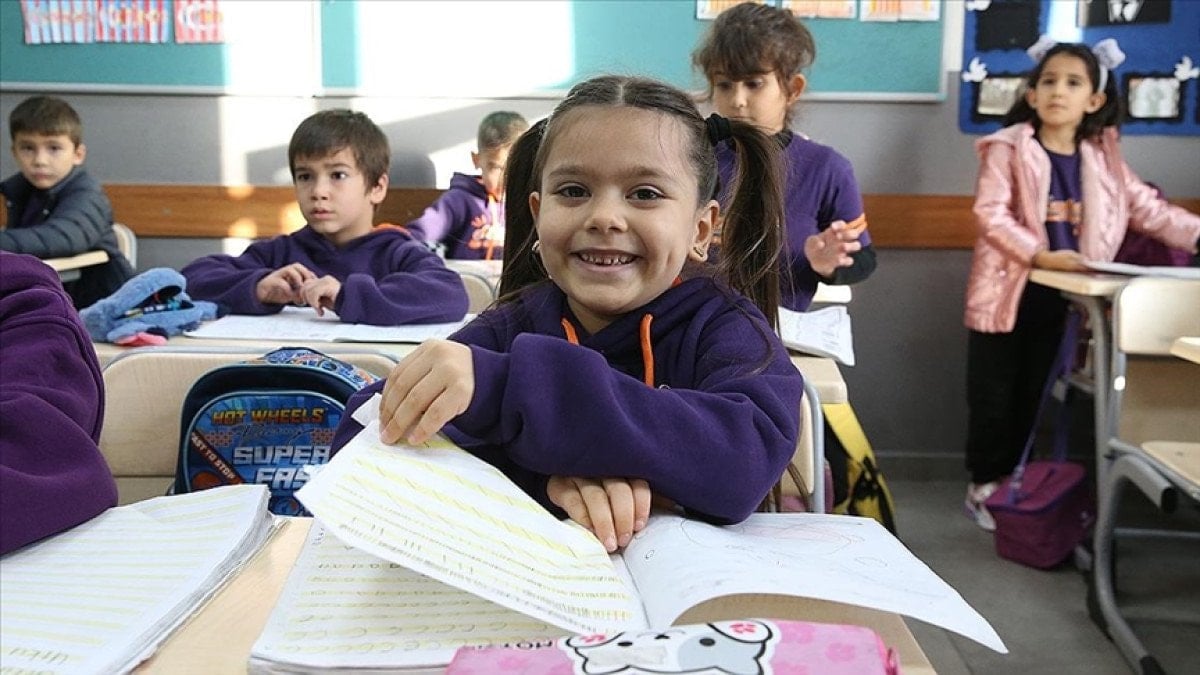 yariyil tatilinde son gun okullarda ilk ders zili yarin calacak 0 ewAYkVVB